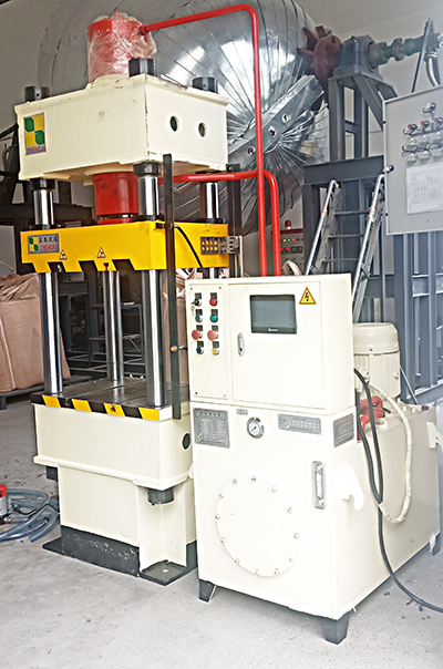 液壓機(jī)定制客戶定制的200噸四柱壓力機(jī)由液壓機(jī)供應(yīng)商成都正西液壓機(jī)供應(yīng)，圓滿交貨！